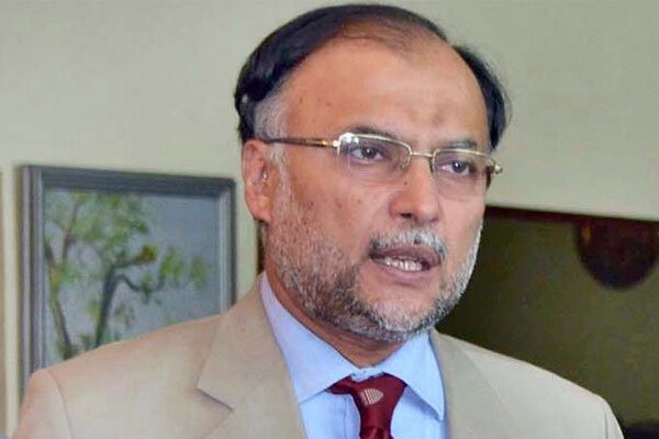 عمران خان کی حکومت ملکی سلامتی کیلئے خطرہ بن چکی ہے: احسن اقبال