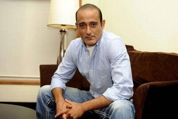 خوش ہوں کوئی مجھے کسی بھی تقریب میں مدعو نہیں کرتا: اکشے کھنہ