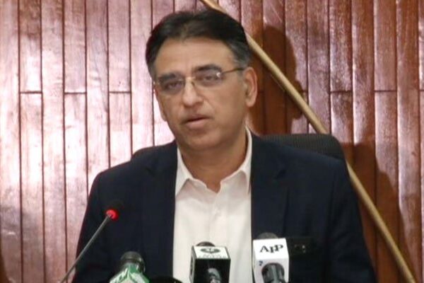 گھٹنے ٹیکنے کی ضرورت نہیں، پاکستان آزاد ملک ہے کسی سے ڈکٹیشن نہیں لیں گے۔ اسد عمر