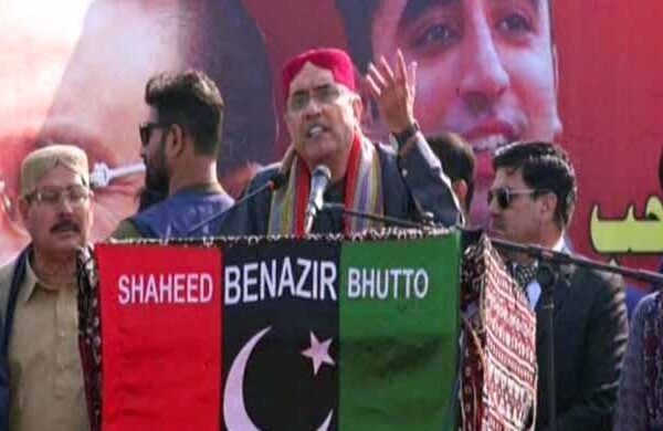 پچاس کیس بناؤ، بیوقوفوں اور جاہلوں کے ہتھکنڈوں سے نہیں ڈریں گے: آصف زرداری