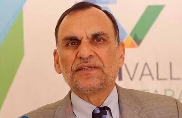 سپریم کورٹ نے اعظم سواتی کے اثاثوں کی تحقیقات کا معاملہ ایف بی آر کو بھجوا دیا