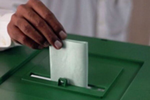 کراچی میں سندھ اسمبلی کے حلقے پی ایس 94 پر پولنگ کا عمل جاری