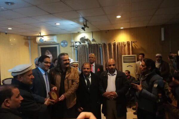 علی امین گنڈہ پور نے بہترین کالم نویس کا ایوارڈ انجینئر افتخار چودھری کو دیا