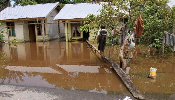انڈونیشیا میں سیلاب اور لرزشِ اراضی کے باعث 59 افراد ہلاک