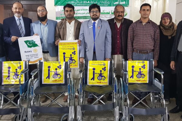 روٹری عہدیداروں ممتاز بیگ، سمیع احمد ،ضیغم علی و دیگر کا سپیشل افراد کیلئے وہیل چیئرز تقسیم کے موقع پر گروپ فوٹو
