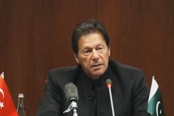 وزیر اعظم عمران خان 22 کروڑ عوام کو عزت دیں