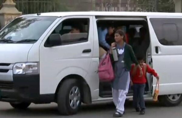 کراچی ٹریفک پولیس کا سی این جی سلنڈر پر چلنے والی اسکول وینز کیخلاف کریک ڈاؤن