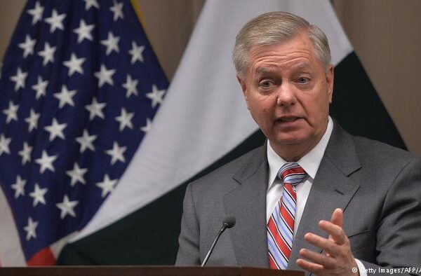 پاکستانی وزیراعظم تبدیلی کا نشان ہیں، امریکی سینیٹر