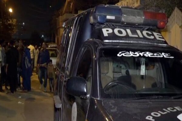 کورنگی فائرنگ واقعہ: پولیس اہلکاروں نے رائفل چھینے جانے سے متعلق جھوٹ بولا’