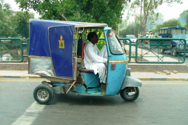 رکشہ عوامی سواری۔۔لیکن ڈرائیورز کے مسائل توجہ طلب