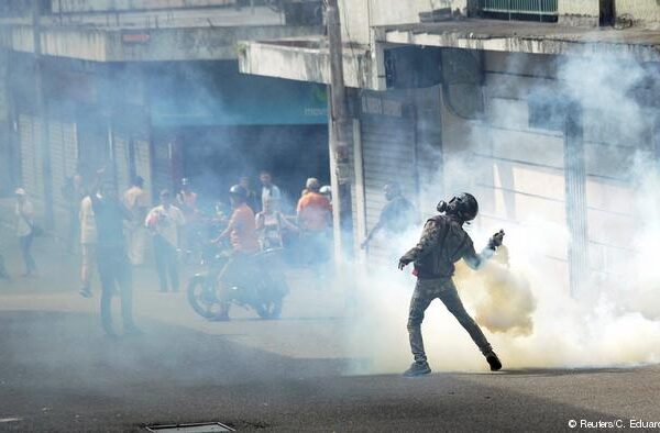 وینزویلا کا بحران، فوج مادورو کی حمایت میں، مظاہرے جاری