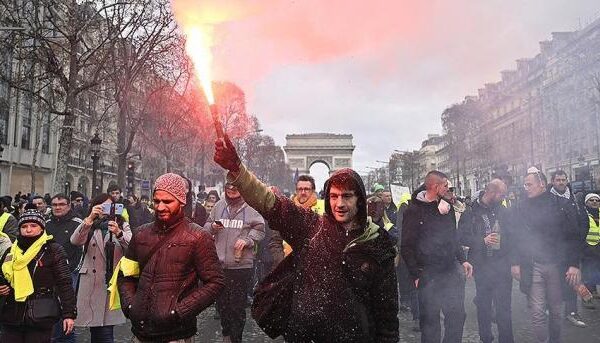 فرانس: ییلو جیکٹ مظاہرین ایک دفعہ پھر سڑکوں پر نکل آئے