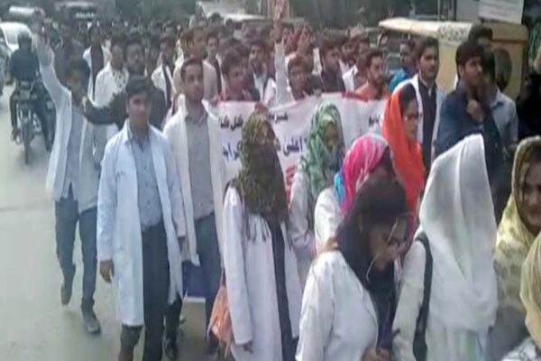 کراچی: مطالبہ تسلیم کیے جانے کے بعد بھی ینگ ڈاکٹرز کی ہڑتال تیسرے روز جاری