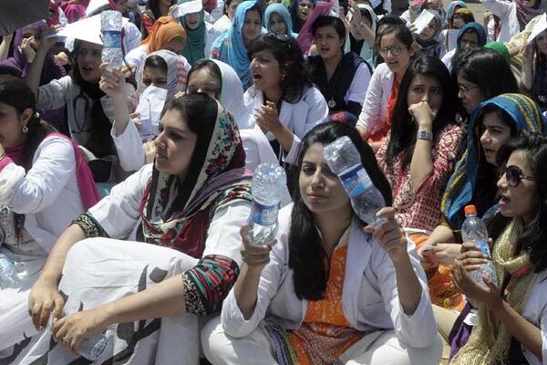 سندھ میں ینگ ڈاکٹروں کی دوسرے روز بھی ہڑتال، او پی ڈیز کا بائیکاٹ