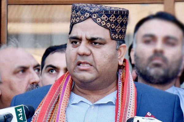 نواز شریف اور آصف زرداری نے لندن یا جیل میں دن گزارنے ہیں: فواد چوہدری