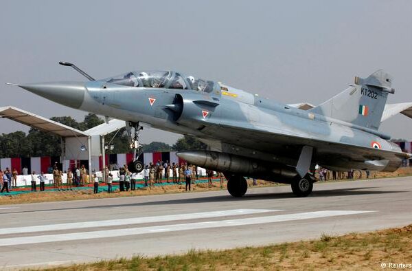 پاکستان کا بھارت کو سرپرائز: 2 جنگی طیارے مار گرائے، 2 پائلٹ گرفتار