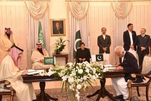 پاکستان اور سعودی عرب کے درمیان مختلف شعبوں میں دوطرفہ تعاون کے فروغ کے لیے متعدد سمجھوتوں پر دستخط