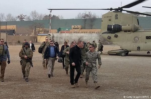 قائم مقام امریکی وزیر دفاع افغانستان میں، امن کوششیں جاری