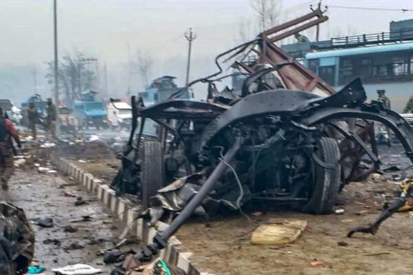 پلوامہ حملہ، حواس باختہ مودی کا جنگی جنون