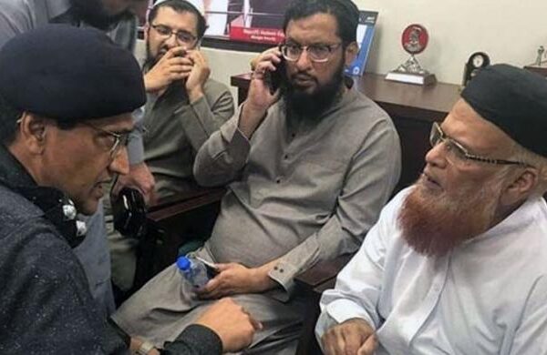 کراچی میں مولانا تقی عثمانی قاتلانہ حملے میں محفوظ، 2 گارڈ جاں بحق