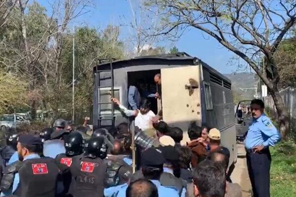 نیب ہیڈ کوارٹر جانے کی کوشش کرنے والے پیپلز پارٹی کے درجنوں کارکنان گرفتار