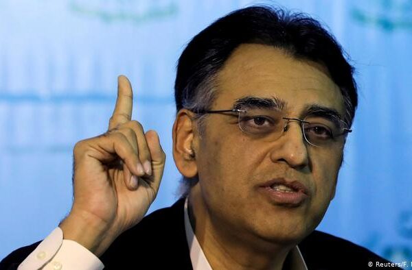 اسد عمر کا استعفی: ملک میں سیاسی و معاشی طوفان