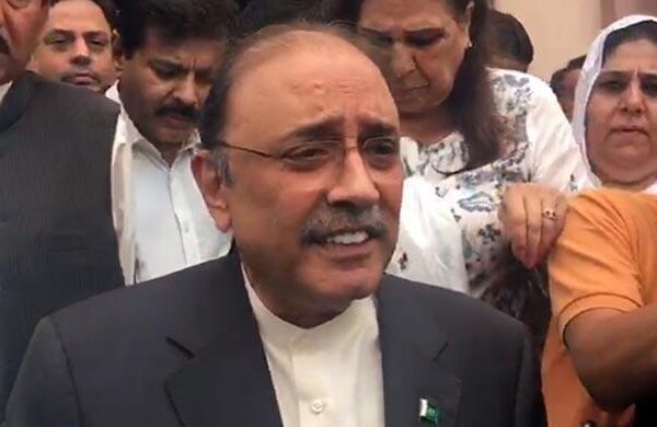 ملک میں نیب چلے گا یا معیشت: آصف زرداری