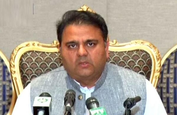 حسن، حسین اور بانی ایم کیو ایم برطانیہ کو دیئے گئے تحفے ہیں انہیں واپس لانا ہے: فواد چوہدری