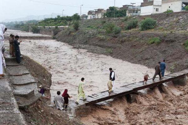 جنوبی وزیرستان: باراتیوں کی گاڑی سیلابی ریلے میں بہہ گئی، 6 خواتین جاں بحق