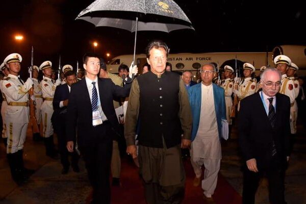 وزیراعظم عمران خان 4 روزہ سرکاری دورے پر چین پہنچ گئے