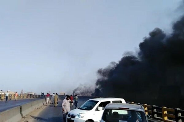 کراچی: گل بائی پل پر آئل ٹینکر میں آگ بھڑک اٹھی، کئی گاڑیاں آگ کی لپیٹ میں