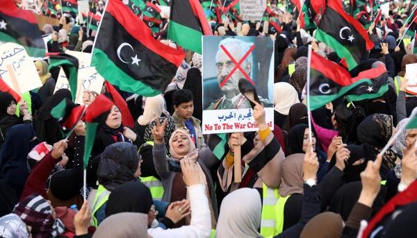 لیبیا، حفتر قوتوں کے حملوں کے خلاف احتجاجی مظاہرے