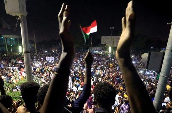 سوڈانی صدر عمر البشیر عوامی احتجاج کا بوجھ برداشت نہ کر سکے