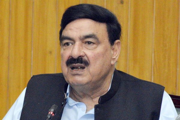 پی ٹی آئی گندے کپڑے گھر کے اندر دھوئے تو آدھے مسائل ختم ہو جائیں، شیخ رشید