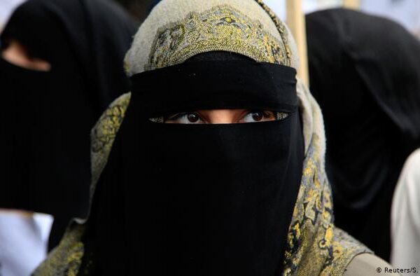 بھارت: مسلم تعلیمی ادارے میں برقعہ پر پابندی