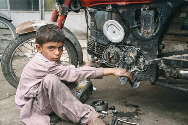 چائلڈ لیبر منصوبے کے ساتھ کھلواڑ
