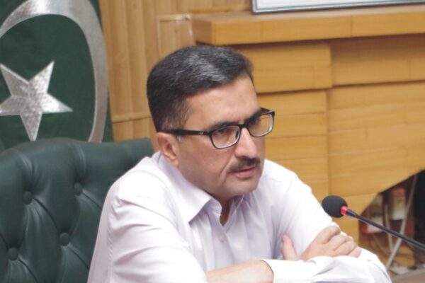 جہلم ٹریفک پولیس کے اے ایس ائی خالد نیازی سے نامعلوم افراد  کی شاندار چوک میں  ہاتھا پائی