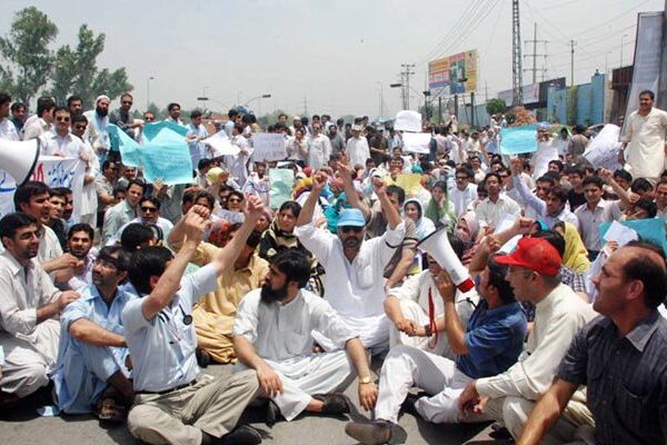 خیبرپختونخوا: ڈاکٹرز کی ہڑتال تیسرے روز بھی جاری، سرکاری اسپتالوں میں کام بند