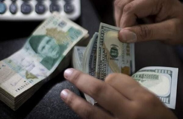 روپے کی بے قدری نہ تھم سکی: اوپن مارکیٹ میں ڈالر مزید مہنگا ہو کر 150  تک پہنچ گیا