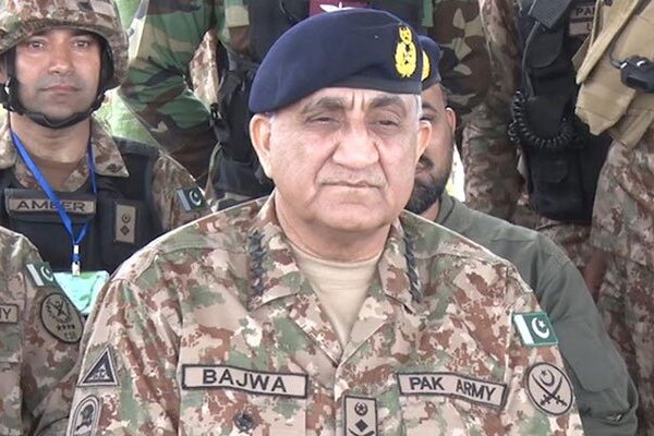 فوج مشرقی سرحد پر چوکس ہے مگر حالات اتنے کڑے نہیں جتنے ماضی میں تھے، آرمی چیف