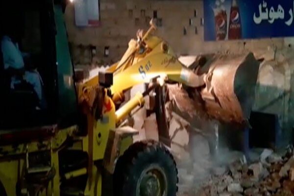 کراچی تجاوزات آپریشن: کینٹ اسٹیشن پر غیر قانونی بس اڈے، ہوٹل اور دفاتر مسمار