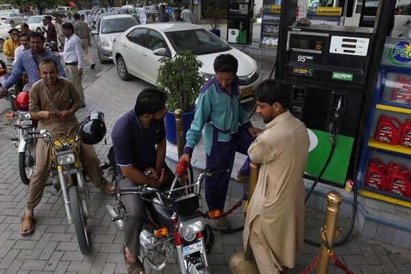 پیٹرولیم مصنوعات کی قیمتوں میں اضافہ، پیٹرول 9 روپے 42 پیسے مہنگا