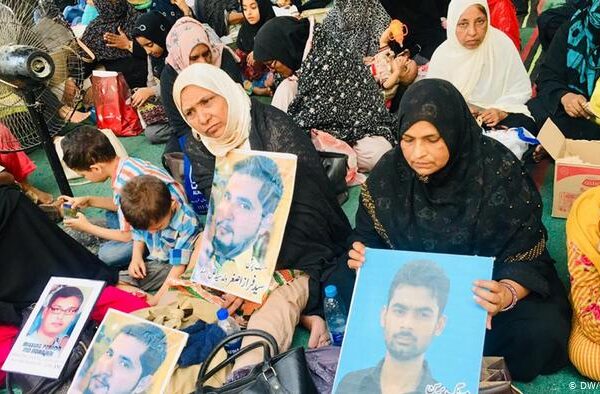 کراچی میں جبری طور پر گمشدہ شیعہ شہریوں کے لواحقین کا دھرنا