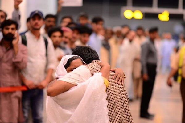 ملائشیا میں پھنسے 320 پاکستانی قیدی وطن واپس پہنچ گئے