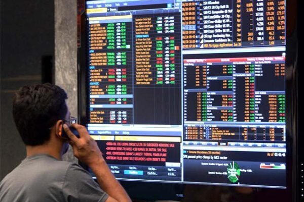 اسٹاک مارکیٹ کو بحران سے نکالنے کیلیے 20 ارب کا فنڈ قائم