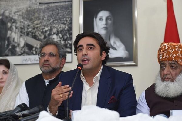 حکومتِ وقت اور ملکی سیاست