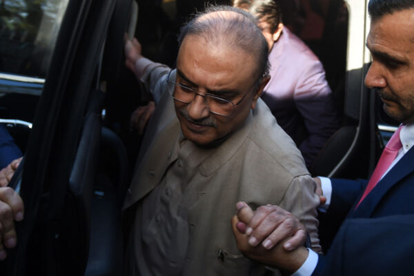 بھاری کون؟