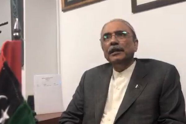 حکومت گرانا چاہتے ہیں لیکن جمہوریت تباہ کرنا نہیں چاہتے: آصف زرداری