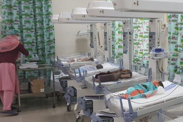 ساہیوال: سرکاری اسپتال کے چلڈرن وارڈ میں اے سی خراب ہونے سے 5 بچے جاں بحق