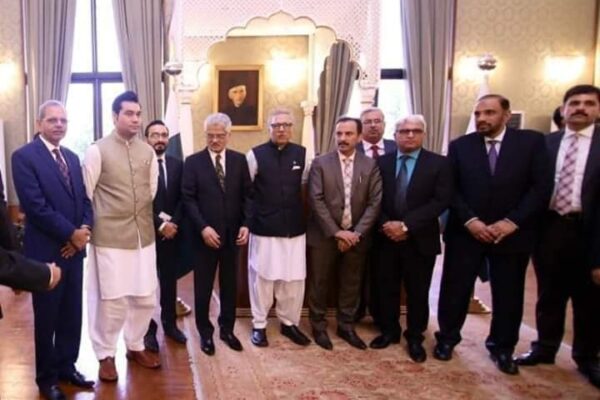 ایوان صدر اسلام آباد میں ہونے والی تقریب ایوارڈ میں نجی الیکٹرانک میڈیا  نیوز چینل کے نمائندگان کا صدر پاکستان ڈاکٹر عارف علوی کے ہمراہ گروپ فوٹو